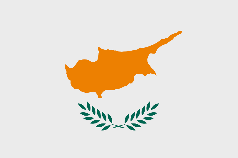 Zypern Flagge mit der Grafik der Insel drauf.