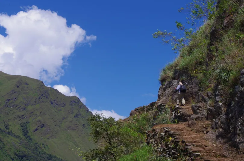 Ein Wanderer auf der Kaffeeroute in Peru