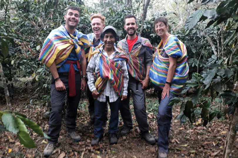 Eine Gruppe Reisende mit Alejandro auf der Kaffeeroute während der Peru Rundreise