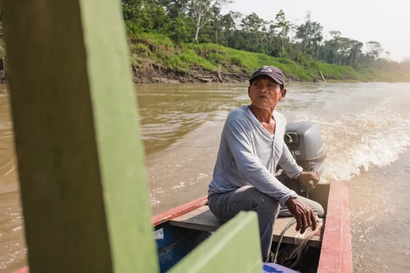 Ein Local fährt mit seinem Boot über den Amazonas in Kolumbien