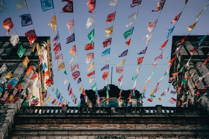 Die Stadt wird bunt geschmückt beim Dia de los Muertos
