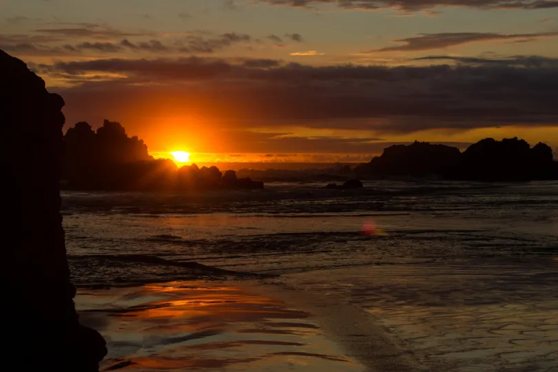 Ein orangener Sonnenuntergang an der Pazifikküste von Kolumbien