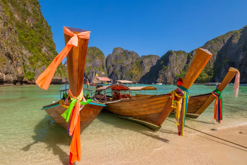 Drei Boote am Strand von Koh Phi Phi in Thailand