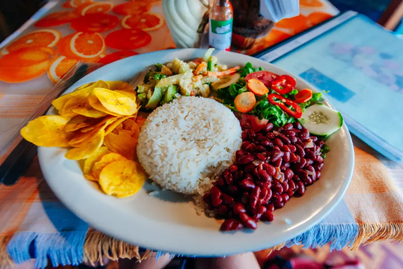 Die Kolumbianische Küche: Ein Teller mit Reis, Bohnen, Salad und Backbanane