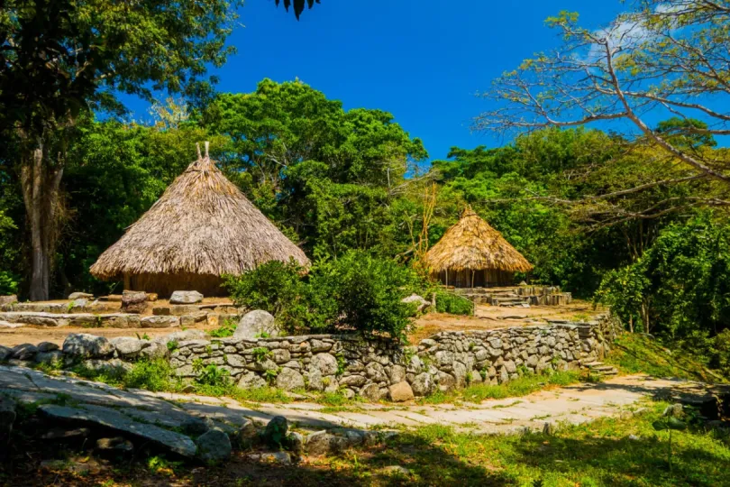 Zwei Häuser aus Naturmaterialien im Taironaka Naturschutzgebiet