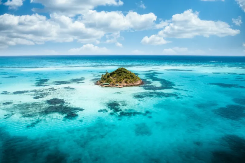 Blick auf eine verlassene Insel und umringt vom blauen Meer
