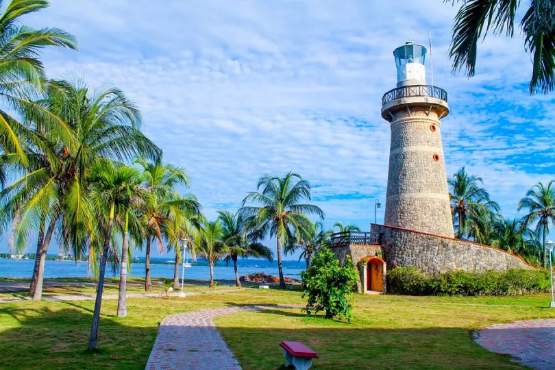 Ein Leuchtturm am Strand von Cartagena