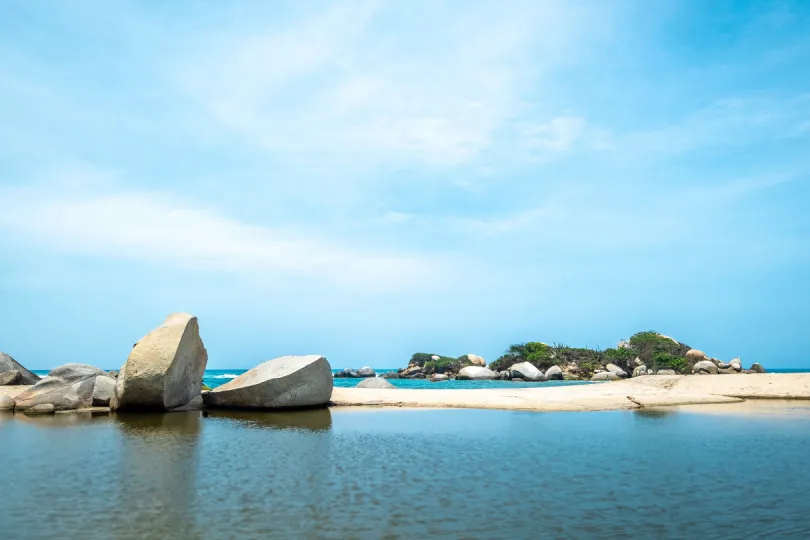 Blick auf weites Meer und Strand
