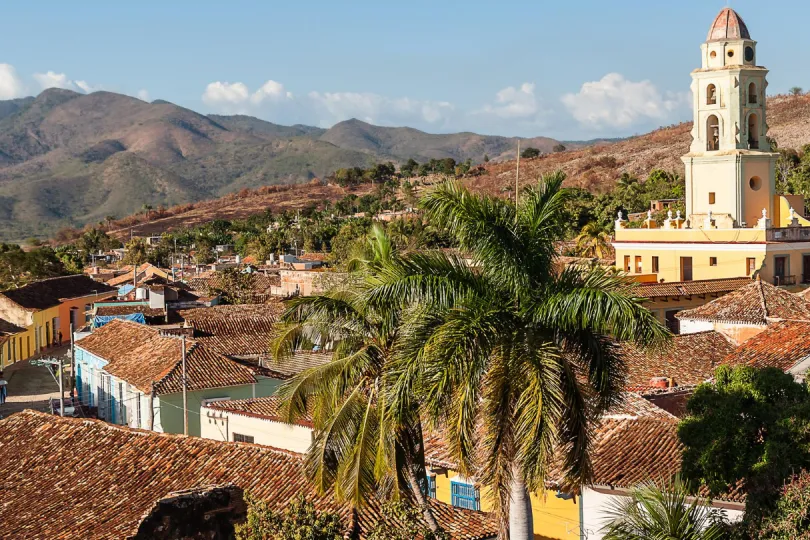 Die Stadt Trinidad mit kolonialien Gebäuden und weiten Bergen
