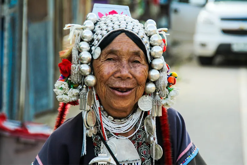 Eine traditionell gekleidete Frau in Mae Hong Son