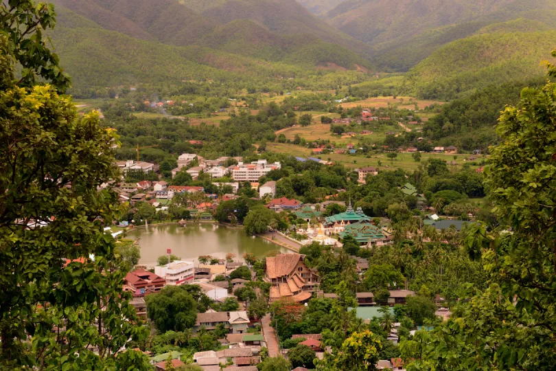 Blick auf die Stadt Mae Hong Son im Norden Thailands