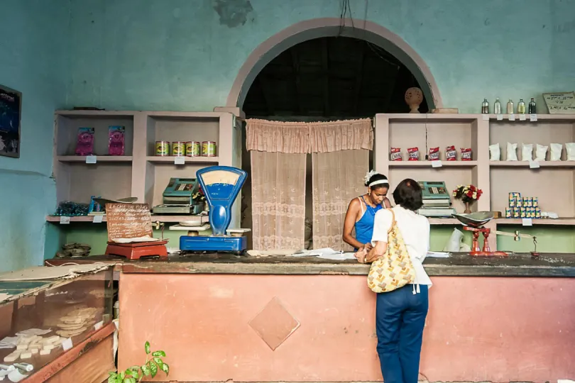 Zwei Frauen stehen in einem kubanischen Laden