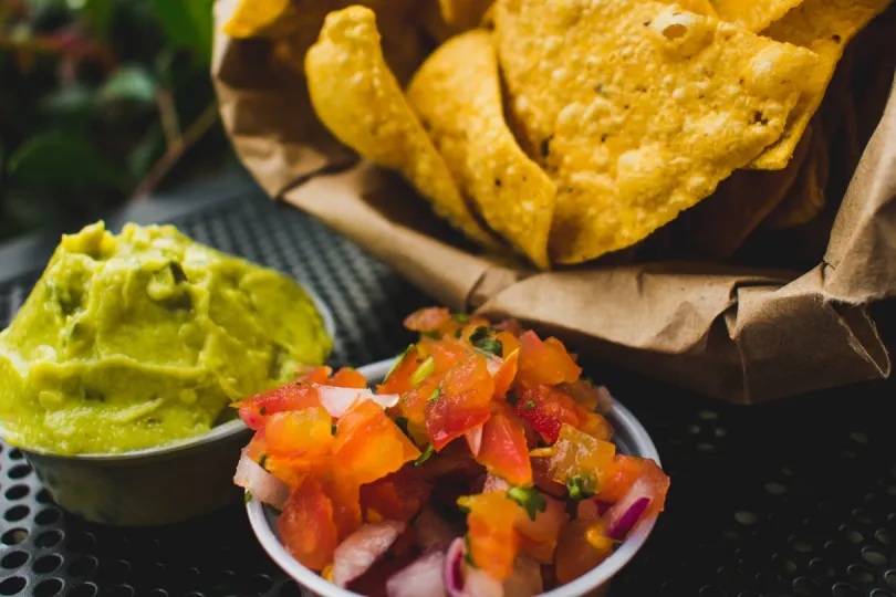 Nachos, Avocado und Salsa gehören zur mexikanischen Küche