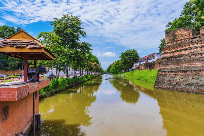 Die Stadtmauer und der Fluss in Chiang Mai
