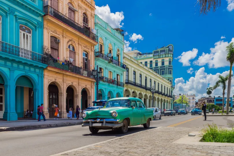 Bunte kolonialische Häuser und ein Oldtimer in Havanna