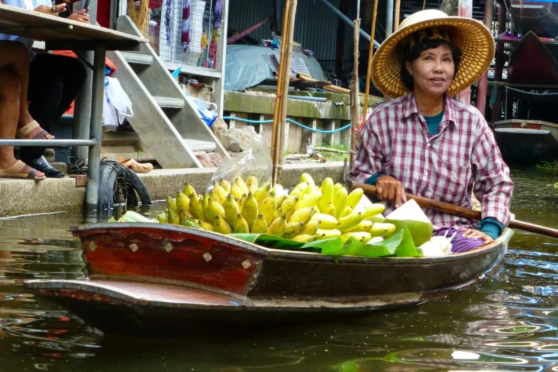 Packliste Thailand: Tragen Sie bequeme Klamotten bei Ihrem Marktbesuch
