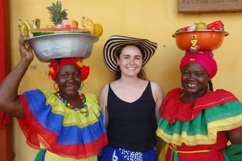 Reisen nach Kolumbien: drei Frauen lächeln in die Kamera
