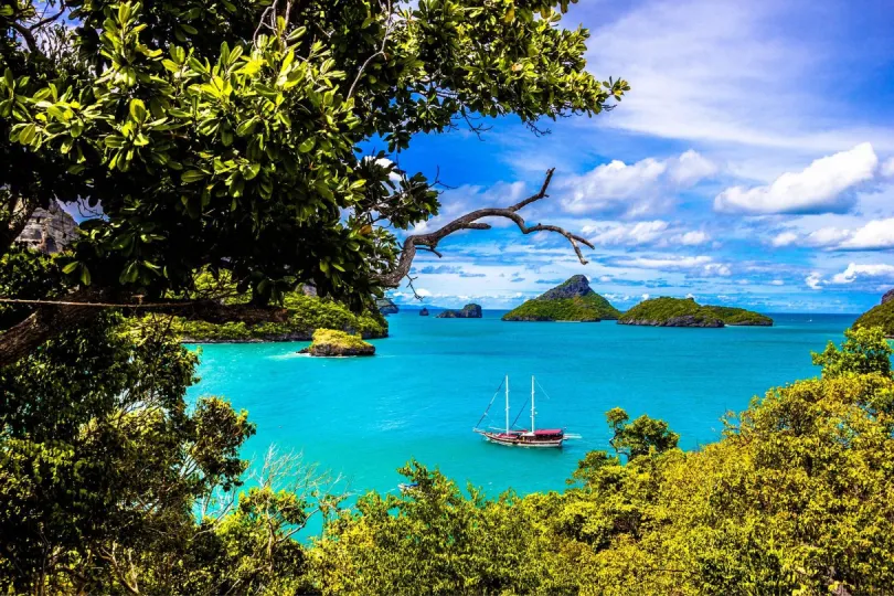 Blick auf die Bucht vom Ang Thong Nationalpark mit grünen Bergen und blauem Meer