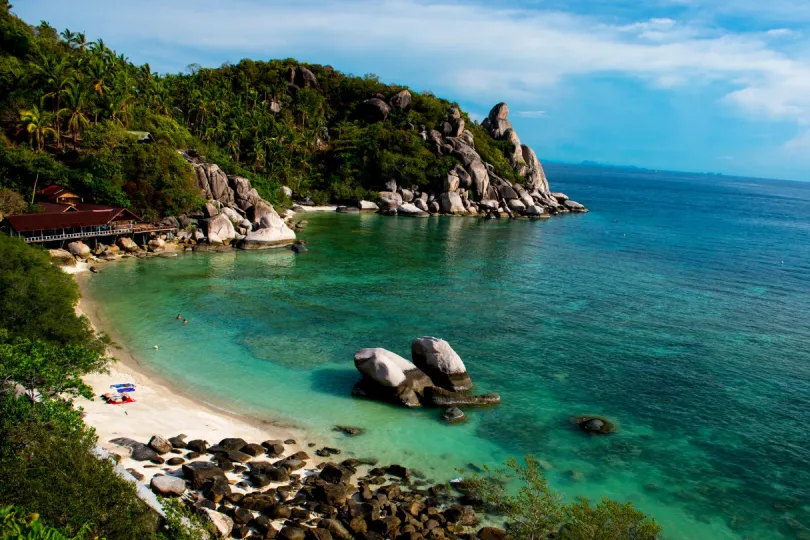 Raue Berge, Strand und türkises Meer am Freedom Beach auf Koh Tao