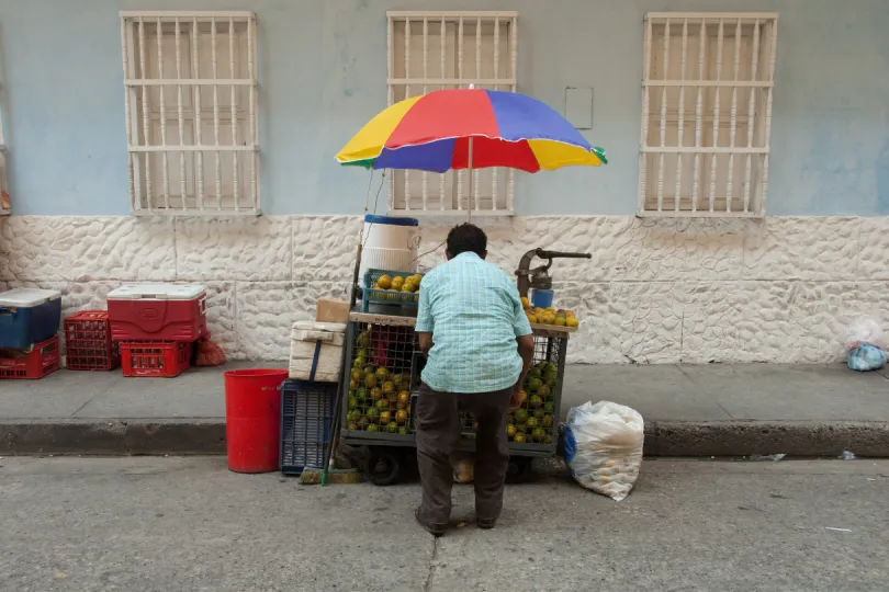 Ein Straßenhändler verkauft seine Waren