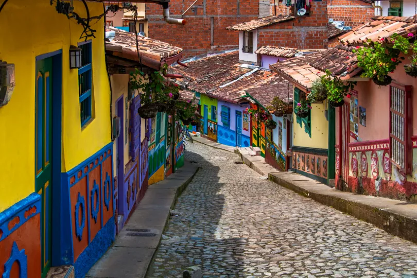 Blick auf die bunten Straßen von Kolumbien