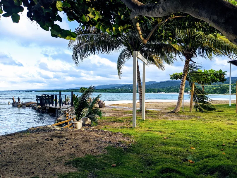 Palmen, Strand und Meer in Jamaika