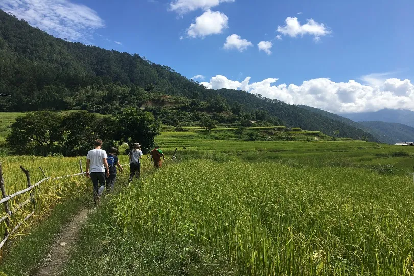 Kinder Wandern durch Felder in Bhutan