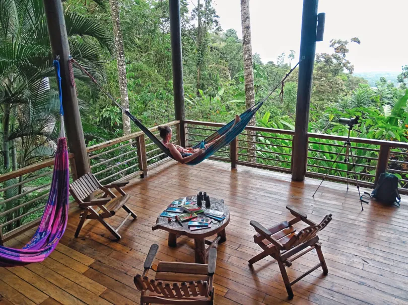 Eine Frau liegt in einer Hängematte in Costa Rica
