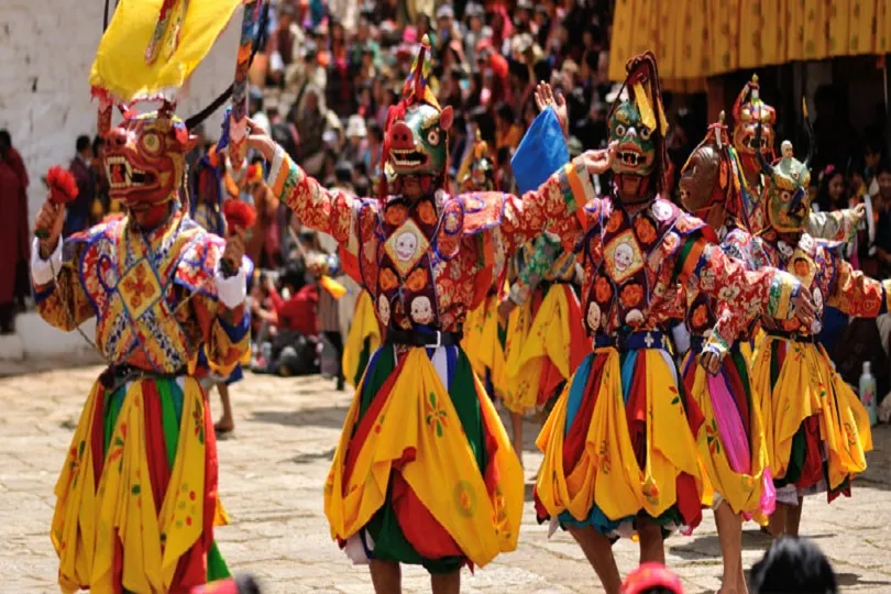 Menschen mit bunten Masken in Bhutan