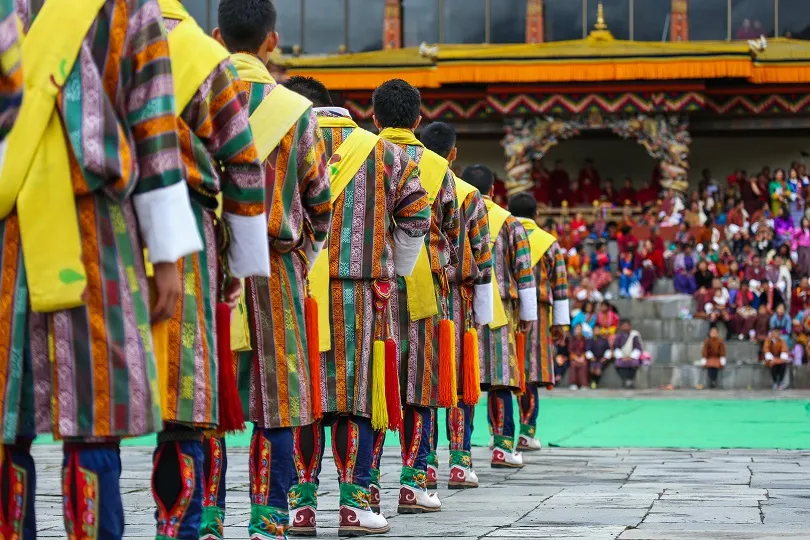 Tänzer bereiten sich auf traditionellen Auftritt vor