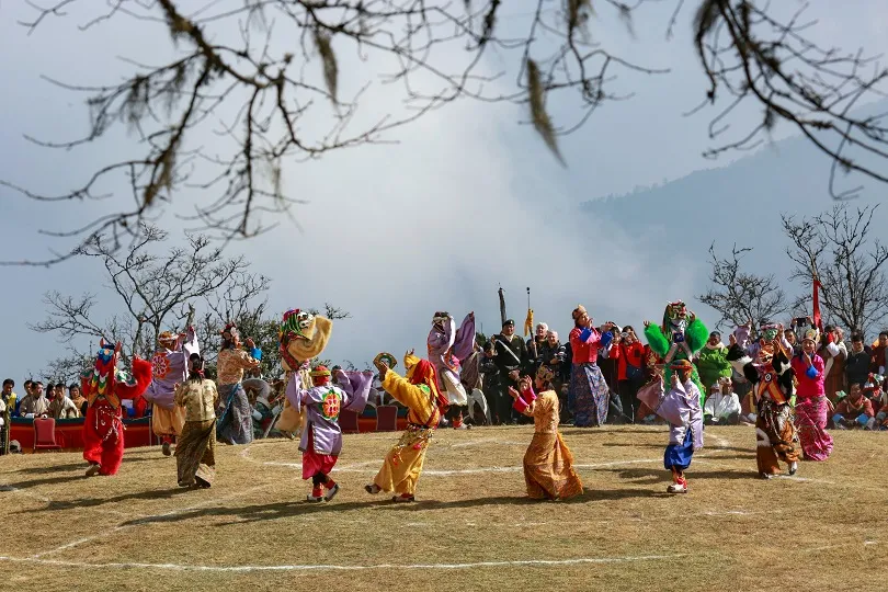Tanzende Menschengruppe in Bhutan