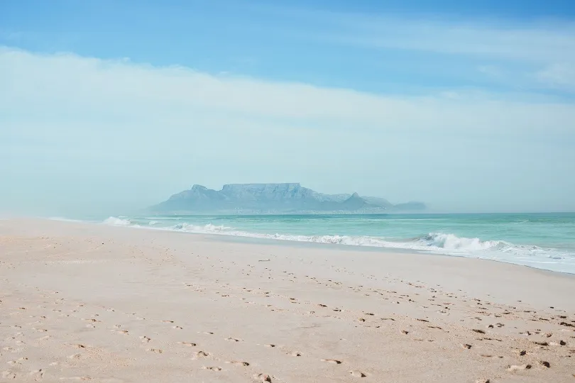 Weißer Strand und türkisblaues Meer in Südafrika