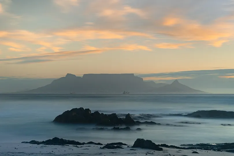 Sonnenuntergang über dem Meer in Südafrika