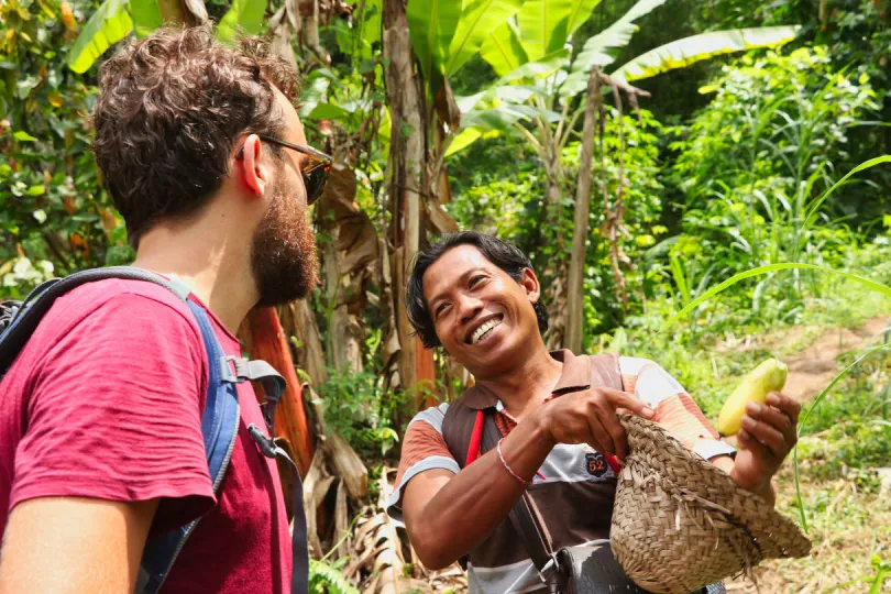 Ein Reisender und ein Local in Indonesien