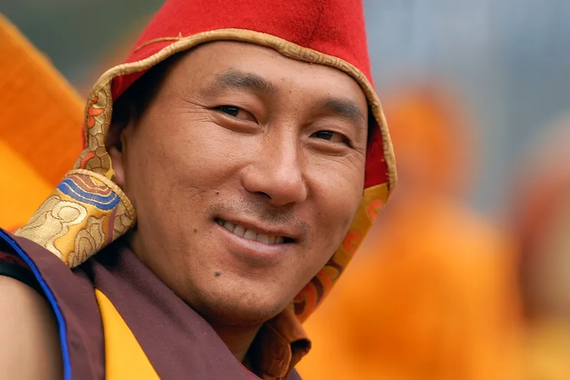 Mann in traditioneller bhutanischer Kleidung