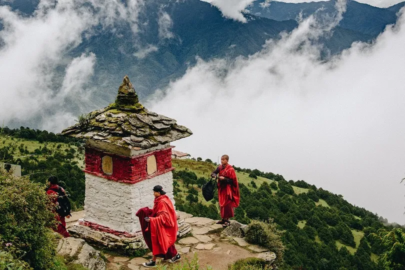 Mönche wandern auf Berg in Bhutan
