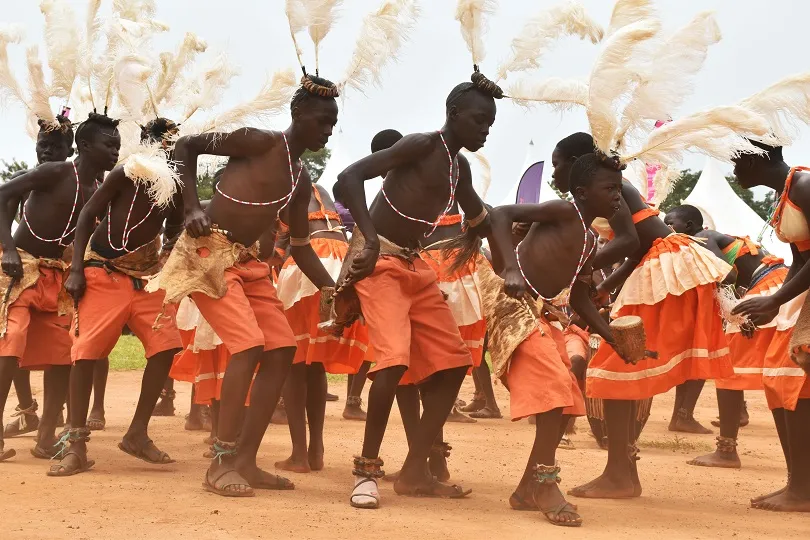 Eine Gruppe Jugendlicher führt einen traditionellen Tanz auf