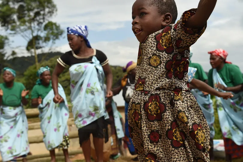 Tanzendes Mädchen in Uganda