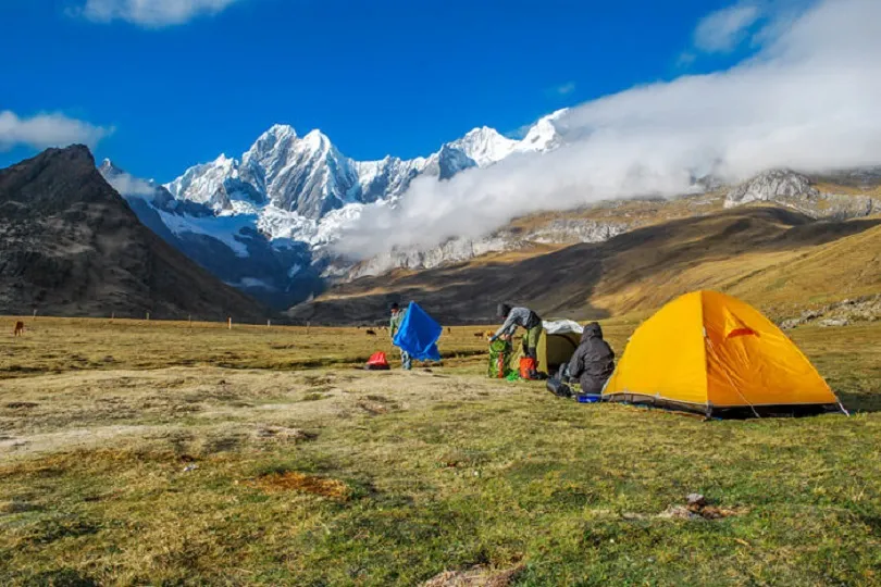 Ein Zeltplatz in den Bergen Perus