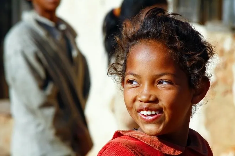 Fröhliches Kind auf Madagaskar