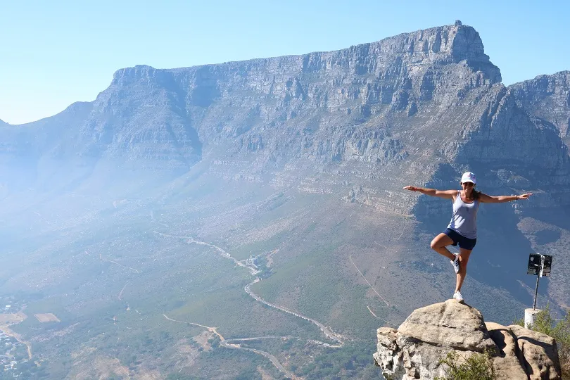 Frau erreicht den Gipfel des Tafelbergs in Südafrika