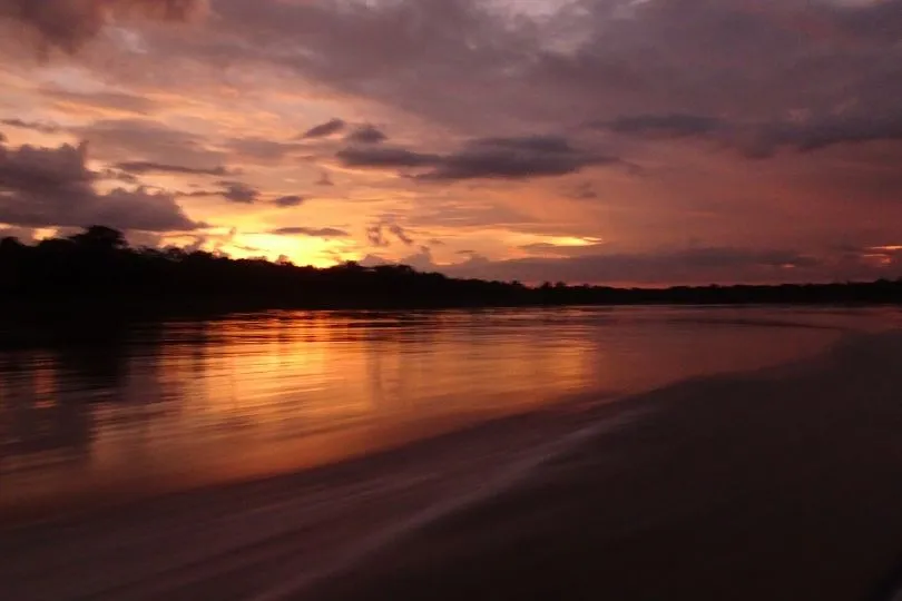 Sonnenuntergang am Amazonas in Peru