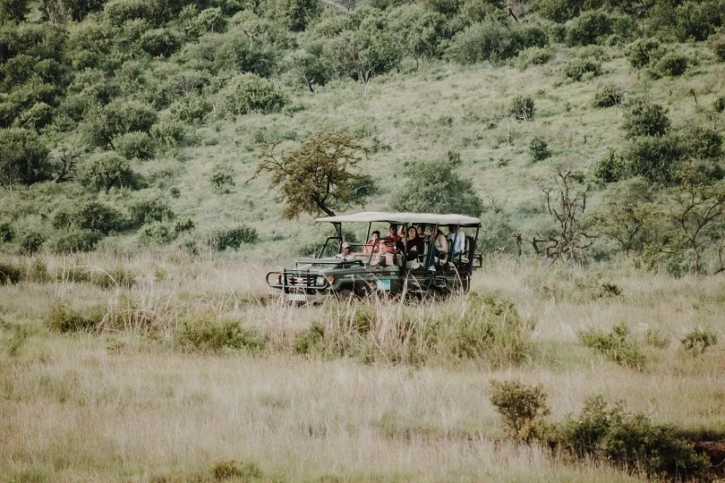 Mit dem Safari Fahrzeug durch den Nationalpark