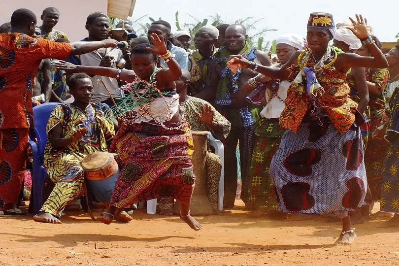 Traditionelle Tänzer eines ländlichen Dorfes in Uganda