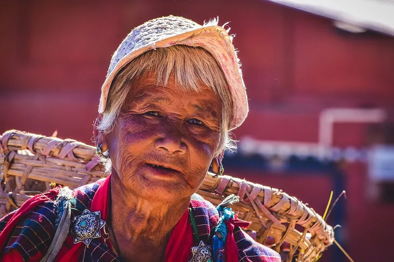Ältere bhutanische Frau