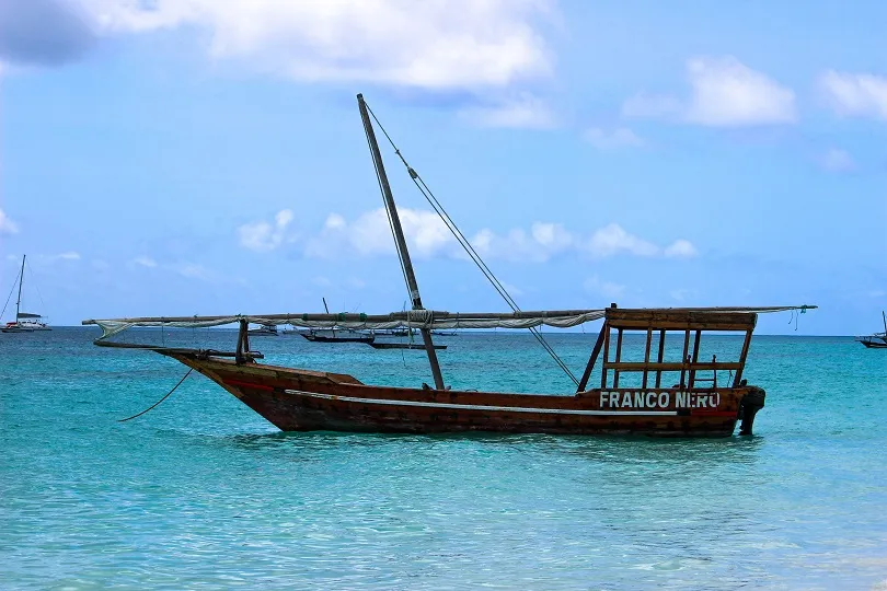 Skipper auf dem türkisblauen Meer bei Sansibar