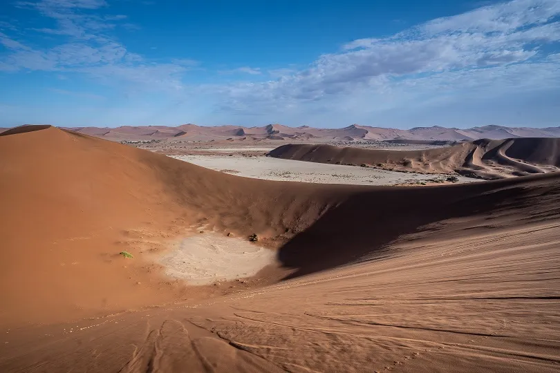 Die unendlichen Weiten der Sossusvlei Wüste in Namibia
