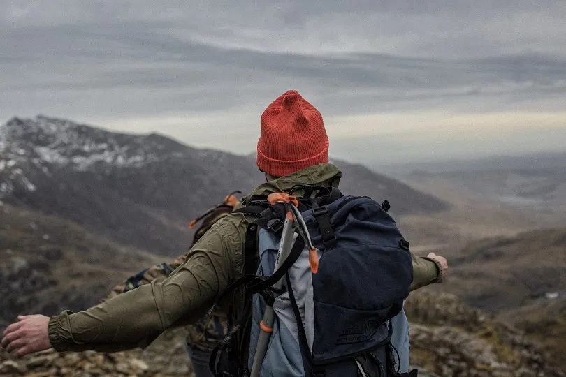 Mann mit Rucksack beim Wandern