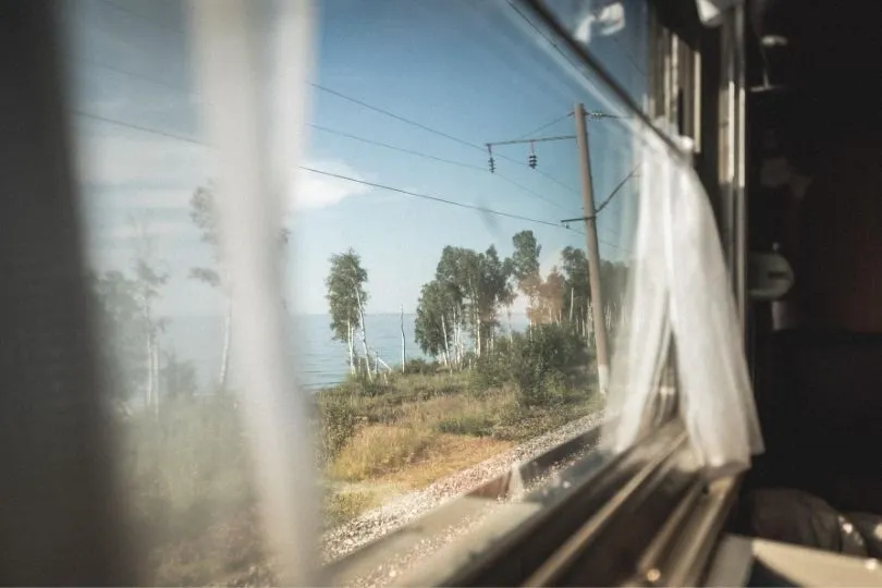Beim Zugfahren nach Rumänien entspannt aus dem Fenster schauen