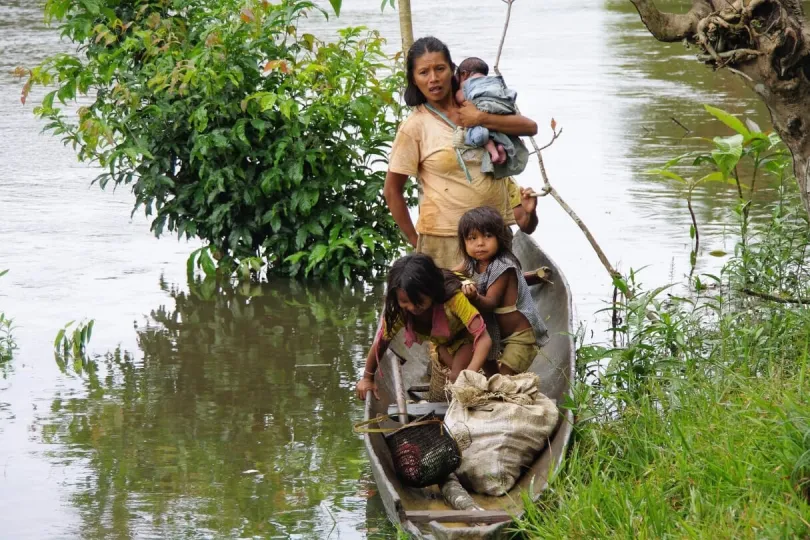 Eine Familie sitzt in ihrem Boot im Amazonas